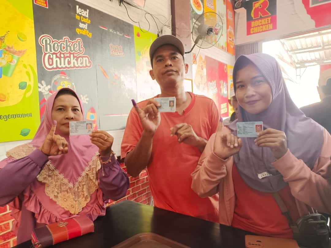 ANTUSIAS: Emak-emak di Rembang tampak antusias mengikuti program Ayo Suarakan Hatimu bersama Rocket Chicken.