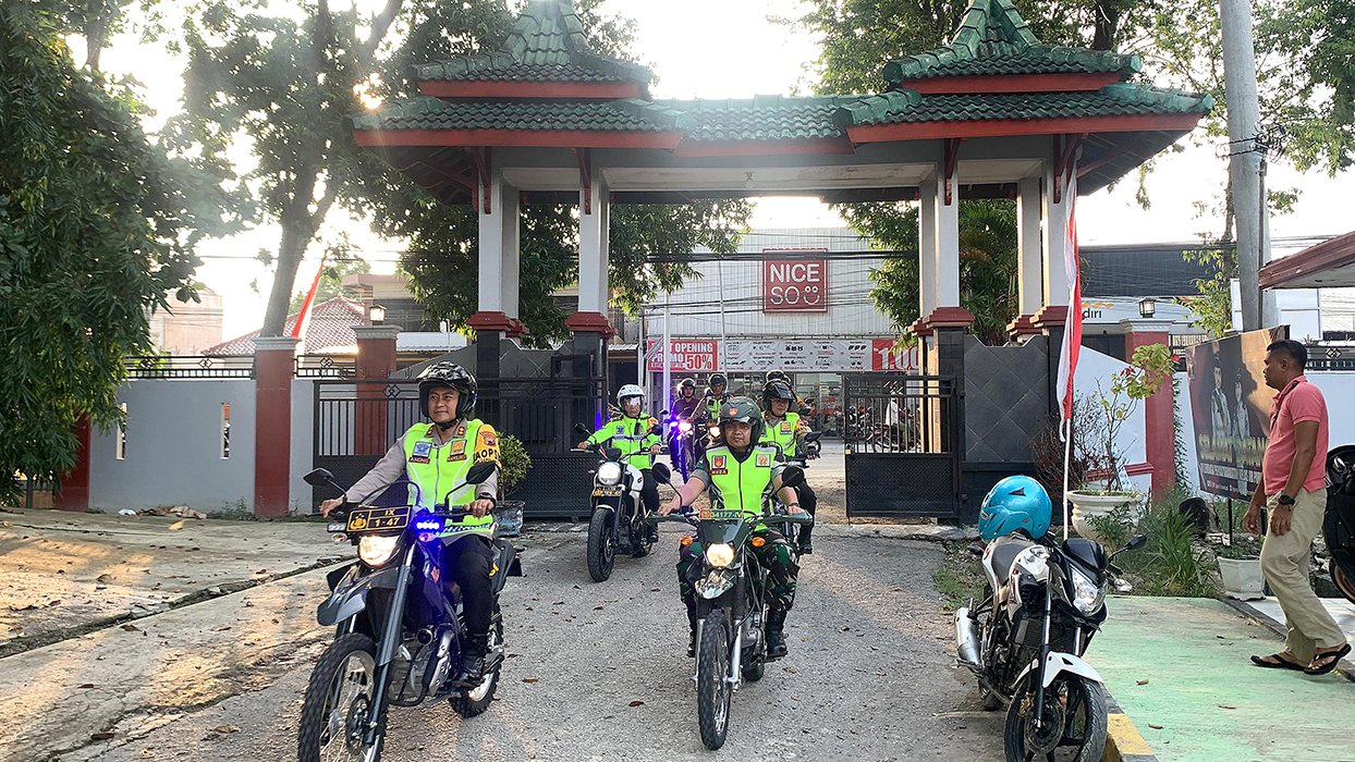 PATROLI: Dandim 0717/Grobogan Letkol Arh Muda Setyawan dan Kapolres Grobogan AKBP Dedy Anung saat melakukan patroli skala besar Pemilu 2024.