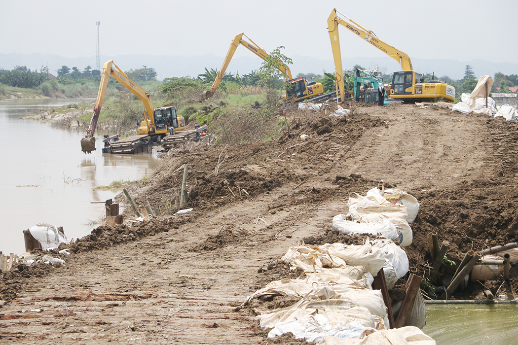 DITANGANI: Tanggul Sungai Wulan di Demak sudah ditutup usai jebol saat dikunjungi Menteri PUPR kemarin.