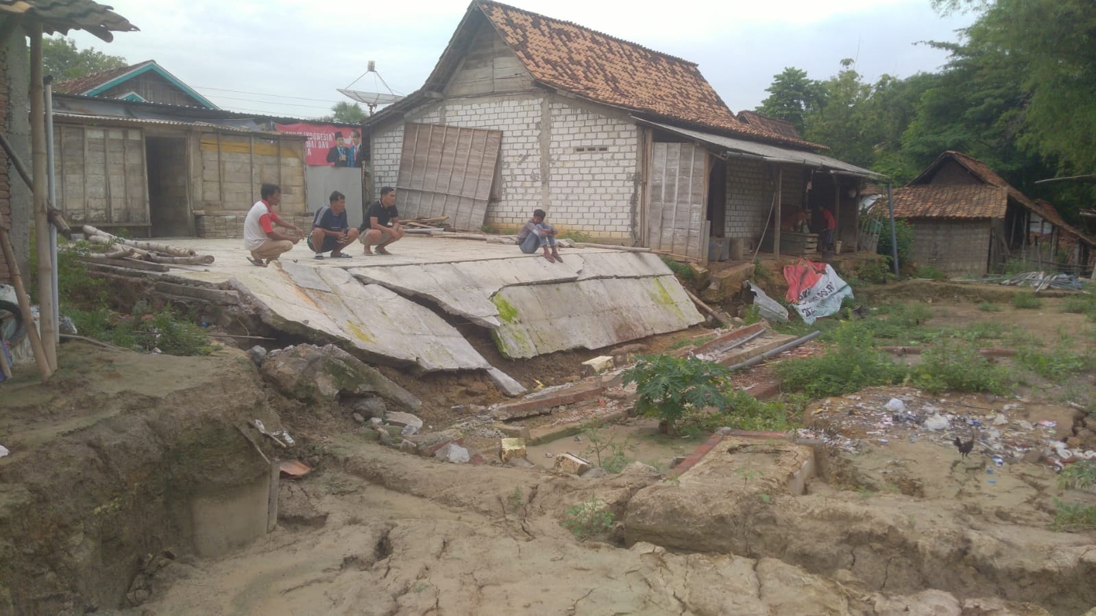 TAHAP KAJIAN: Warga Dukuh Kedonglowo, Desa Landoh, Kecamatan Sulang, hanya biasa pasrah rumahnya tergerus tanah gerak.