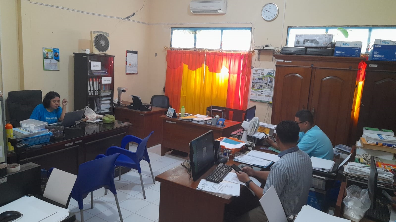 LEMBURAN: Petugas lemburan melakukan pelayanan kependudukan jelang pencoblosan.