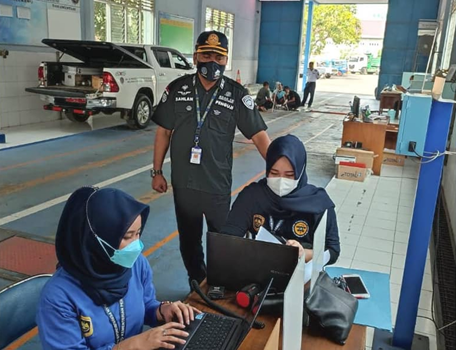 SUMBER PENDAPATAN: Pengecekan kesiapan uji KIR di Dinas Perhubungan Pati belum lama ini.