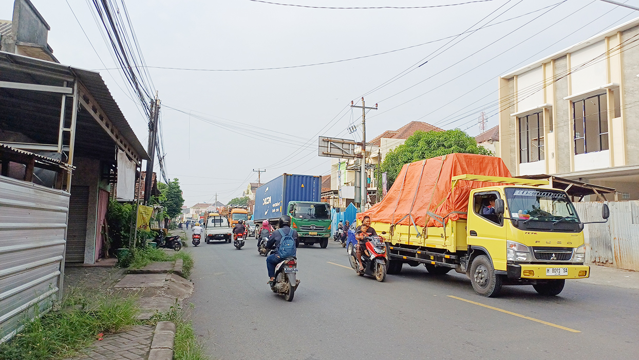 DOMINAN: Kendaraan dengan muatan besar mendominasi Simpang Gotri hingga Jalan Raya Welahan setelah peralihan arus.