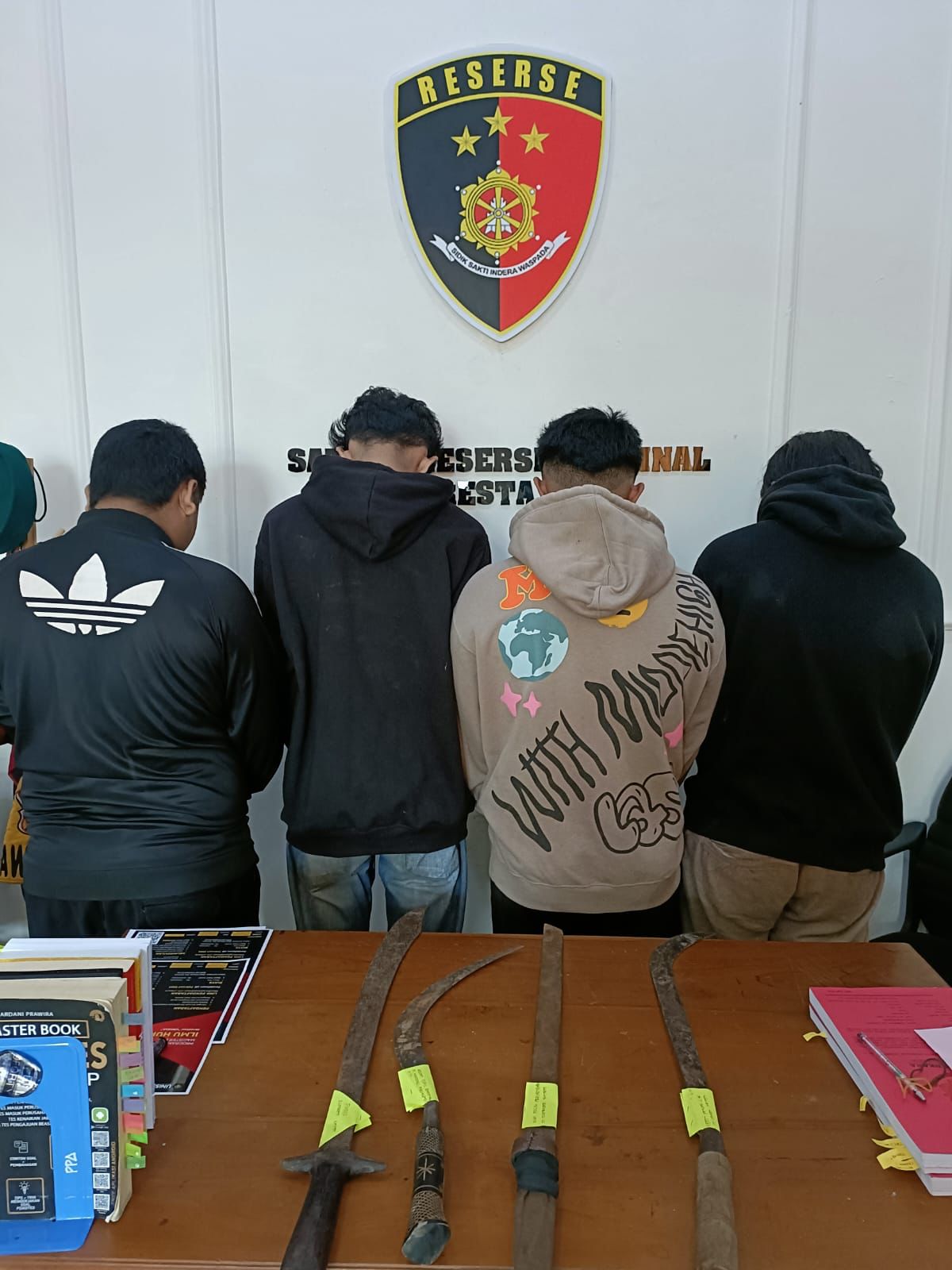 DIAMANKAN: Pemuda tawuran diamankan di Mapolresta setempat kemarin.