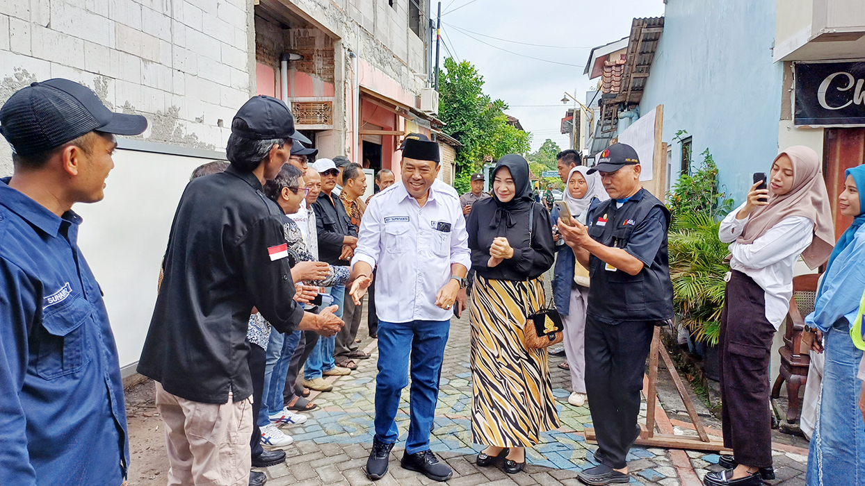 PINDAH NYOBLOS: Pj Bupati Jepara Edy Supriyanta bersama istri, Eka Edy Supriyanta saat ke TPS 01 Pungkuran Kelurahan Panggang, Jepara, kemarin.