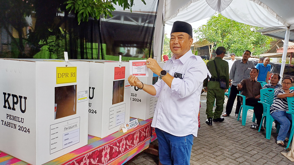 NYOBLOS: Pj Bupati Jepara Edy Supriyanta memasukkan surat suara DPD RI ke dalam kotak suara.