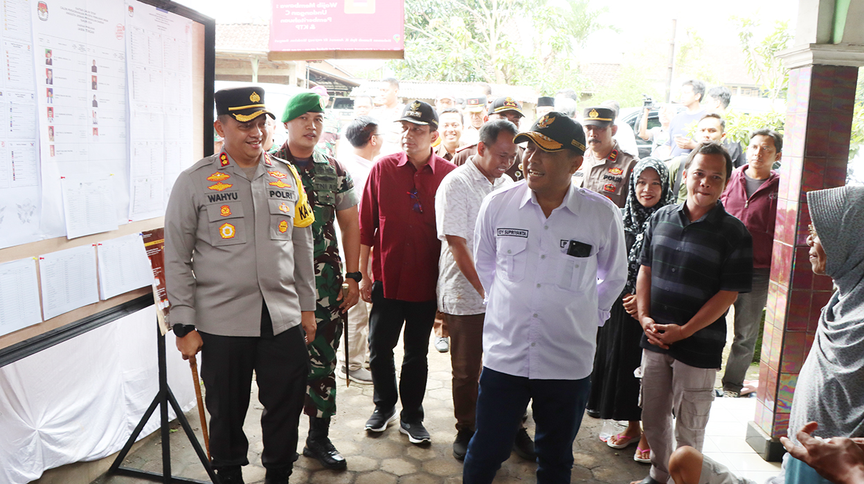AMAN: Kapolres Jepara AKBP Wahyu Nugroho Setyawan dan Komandan dan Kodim&nbsp;0719/Jepara&nbsp;Letkol Inf Mokhamad Husnur Rofiq mendampingi Pj Bupati Jepara Edy Supriyanta keliling cek TPS.