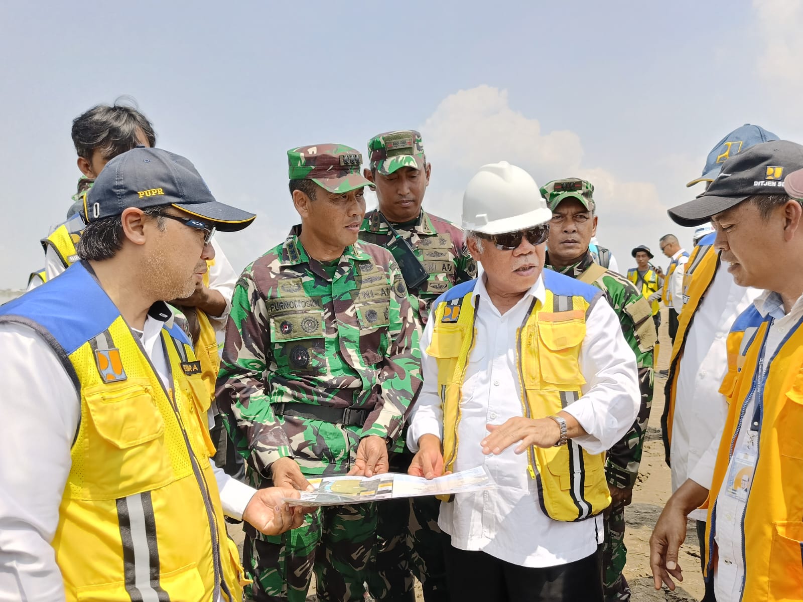 KUNJUNGAN : Komandan Kodim 0722/Kudus mendampingi Menteri PUPR Dan Pangdam 4/Diponegoro saat meninjau perbaikan tanggul jebol beberapa waktu lalu.