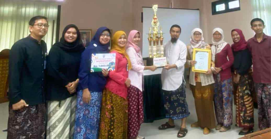 BERI PENGHARGAAN: Inspektur Rembang Imung Tri Wijayanti didampingi Sekretaris Inspektorat Ali Sahid berikan penghargaan APIL dan tim pengawas terbaik kemarin.