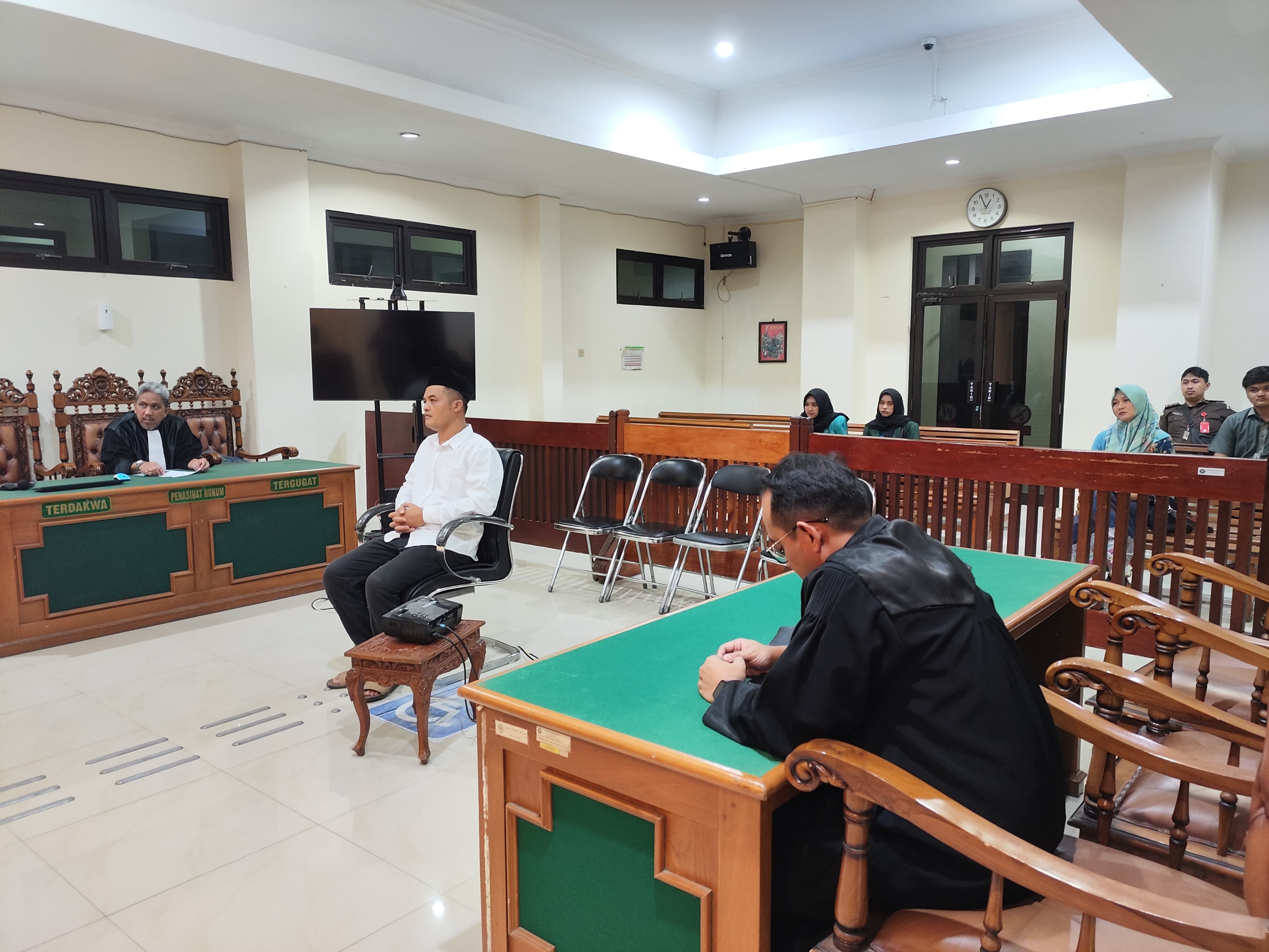 SIDANG: Terdakwa Surya Adhi Prasetya mendengarkan putusan hakim di PN Purwodadi dalam putusan kasus dugaan tindak pidana perpajakan.