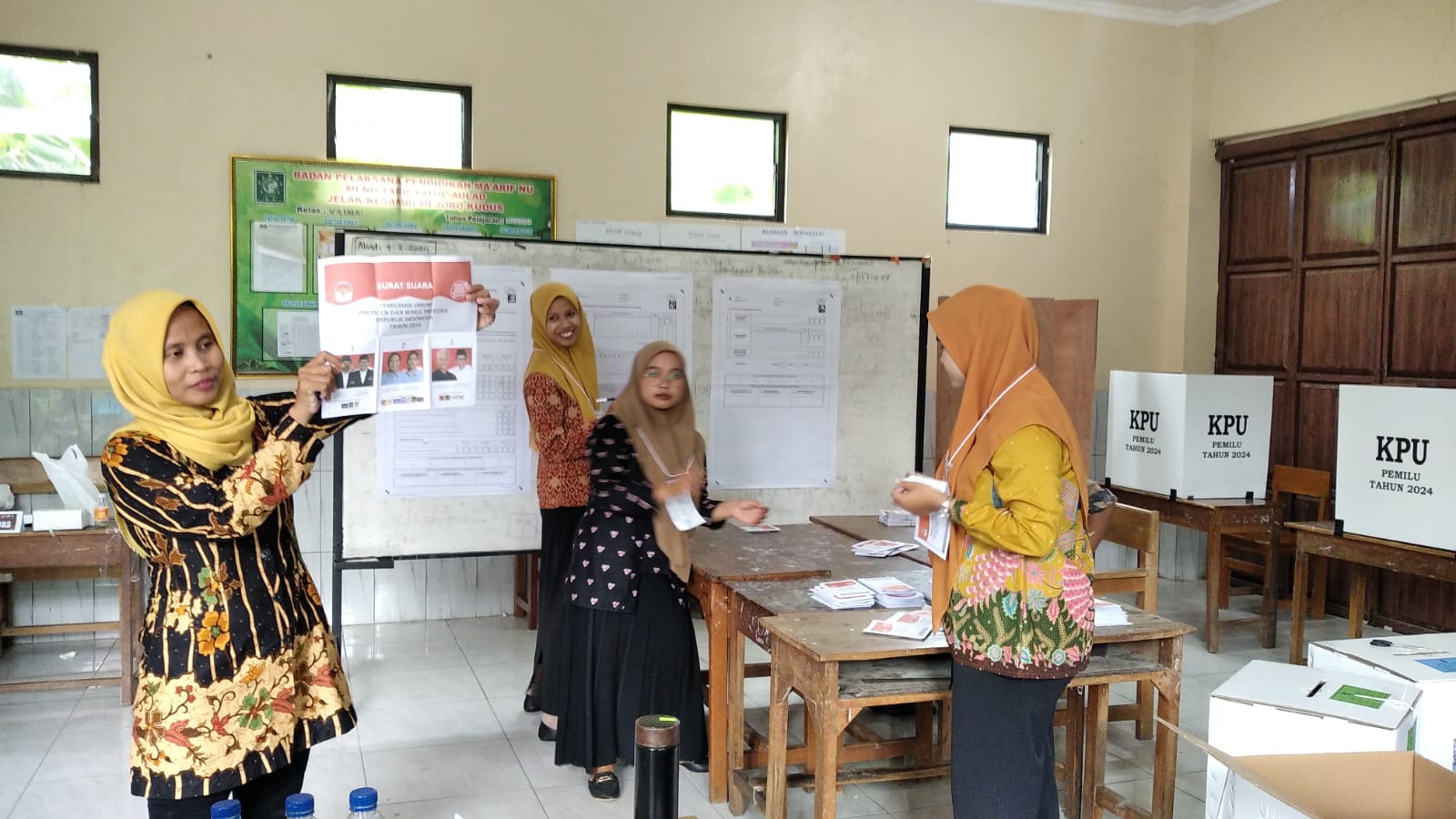 HITUTNG SUARA : Salah Satu Anggota KPPS Melakukan Penghitungan Suara Calon Presiden