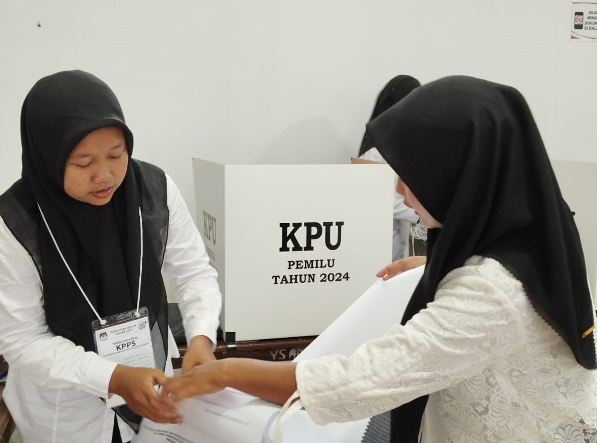 PILEG : Anggota KPPS Menyiapkan Kertas Plano Perhitungan Suara