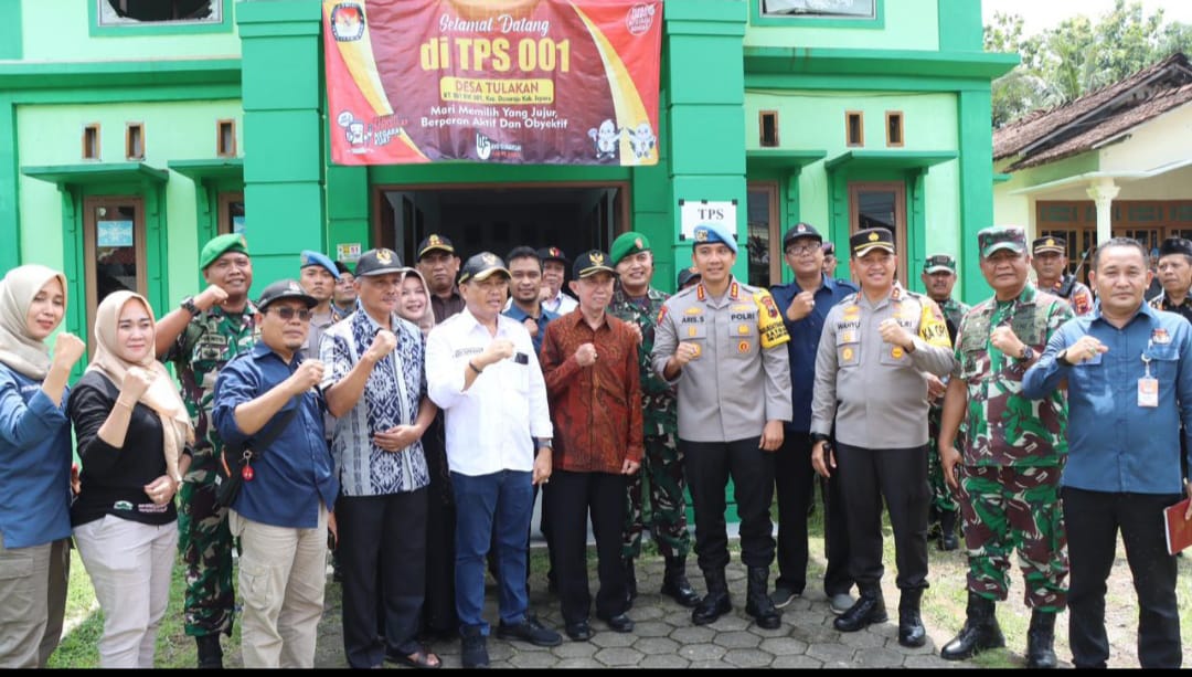 KONDUSIF: Jajaran Forkopimda foto bersama dengan penyelenggara dan pengawas Pemilu di TPS Desa Tulakan, Donorojo, kemarin.