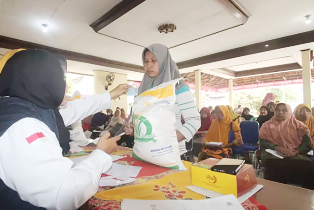 LANJUT: Masyarakat menerima bantuan beras dalam program bantuan CPP belum lama ini.