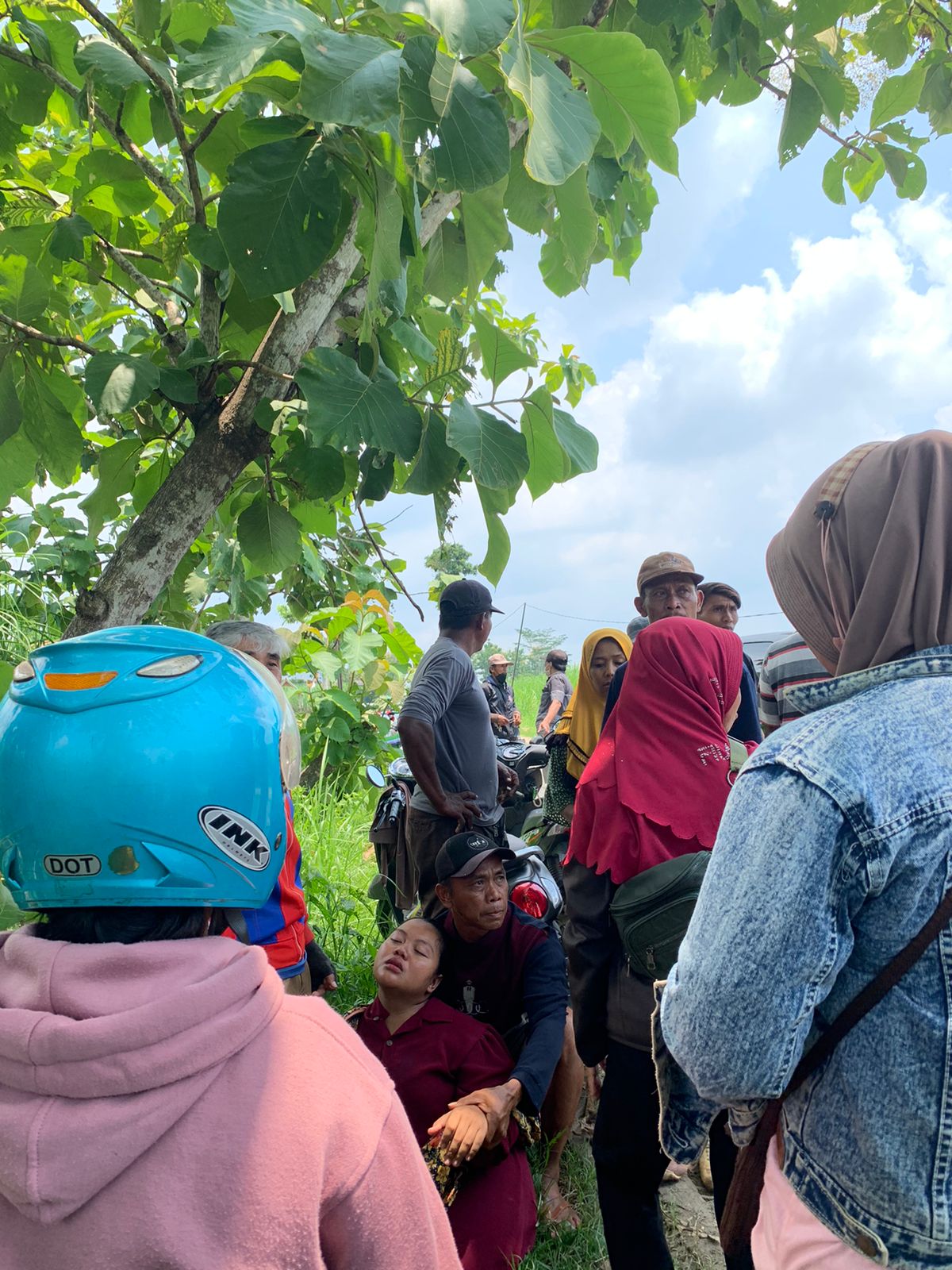 SYOK: Korban begal di dekat SMPN 3 Kunduruan terlihat syok saat ditolong warga kemarin.