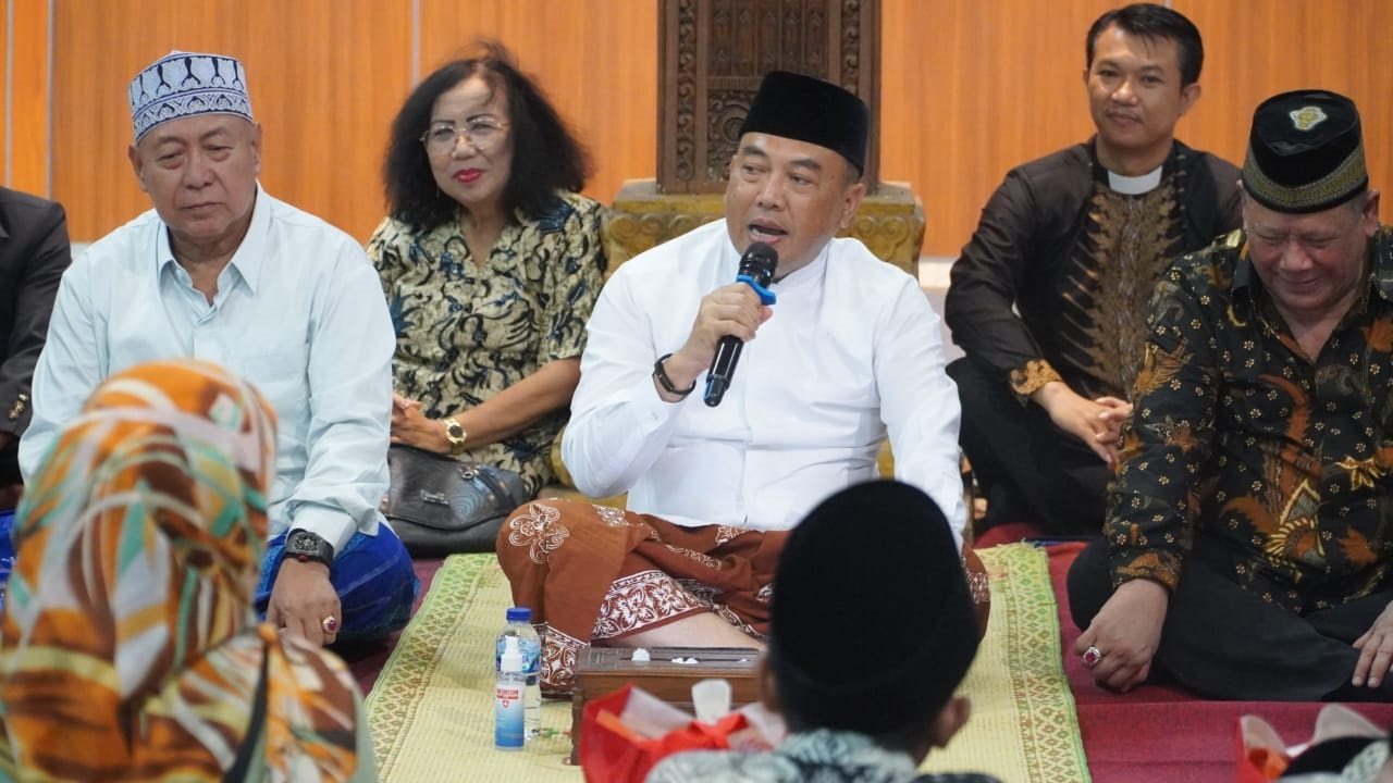 BERSYUKUR: Pj Bupati Jepara Edy Supriyanta bersama tokoh lintas agama saat doa bersama di Pendapa Kabupaten Jepara Senin (19/2) malam. (DISKOMINFO JEPARA UNTUK RADAR KUDUS)
