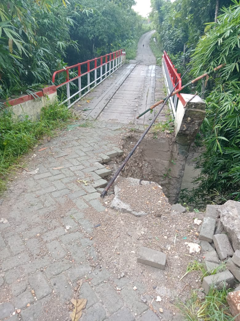 MEMBAHAYAKAN: Kondisi jembatan di Dukuh Nglumpang Desa Gembyungan Kecamatan Randublatung tak bisa dilalui kendaraan roda empat.
