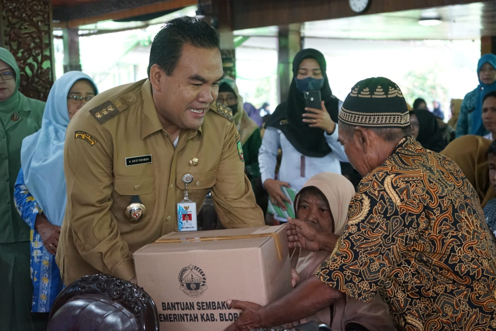 BANTU: Bupati Blora Arief Rohman berikan bantuan kepada perempuan disabilitas yang ikut kegiatan musrembang kemarin.