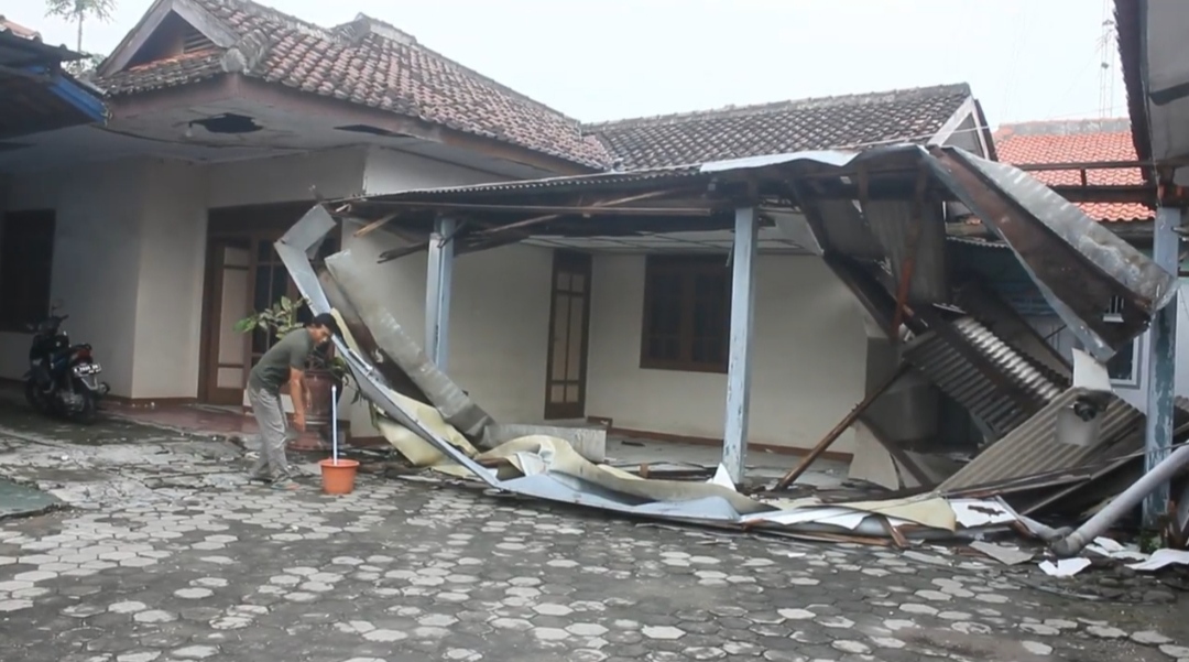 BERSIH-BERSIH: Parkiran Kantor Kecamatan Banjarejo ambruk diterpa hujan angin kemarin