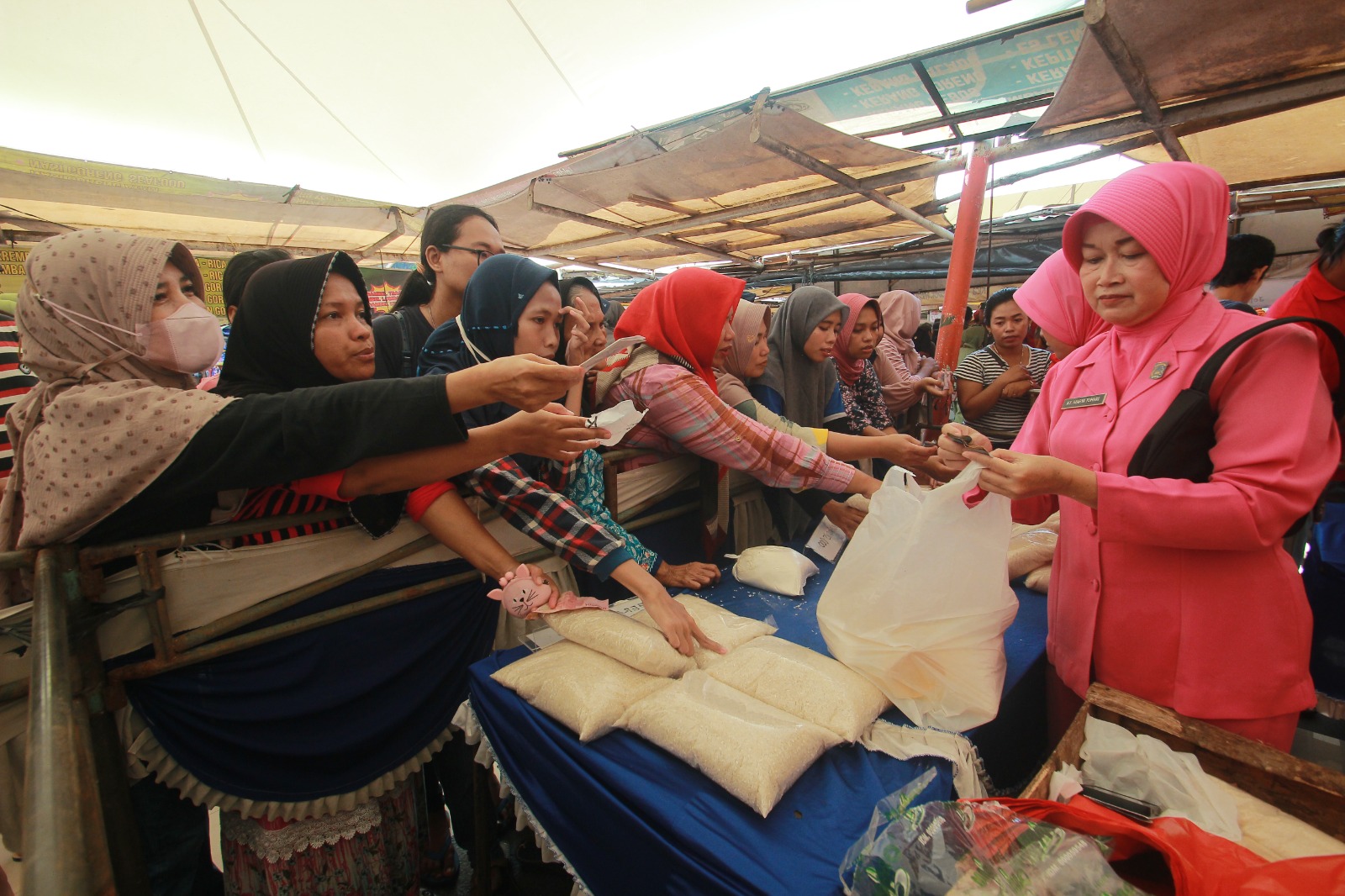 MERIAH: Warga saling berebut ingin dilayani dalam kegiatan pasar murah di SCJ beberapa waktu lalu. (MOH. NUR SYAHRI MUHARROM/RADAR KUDUS)