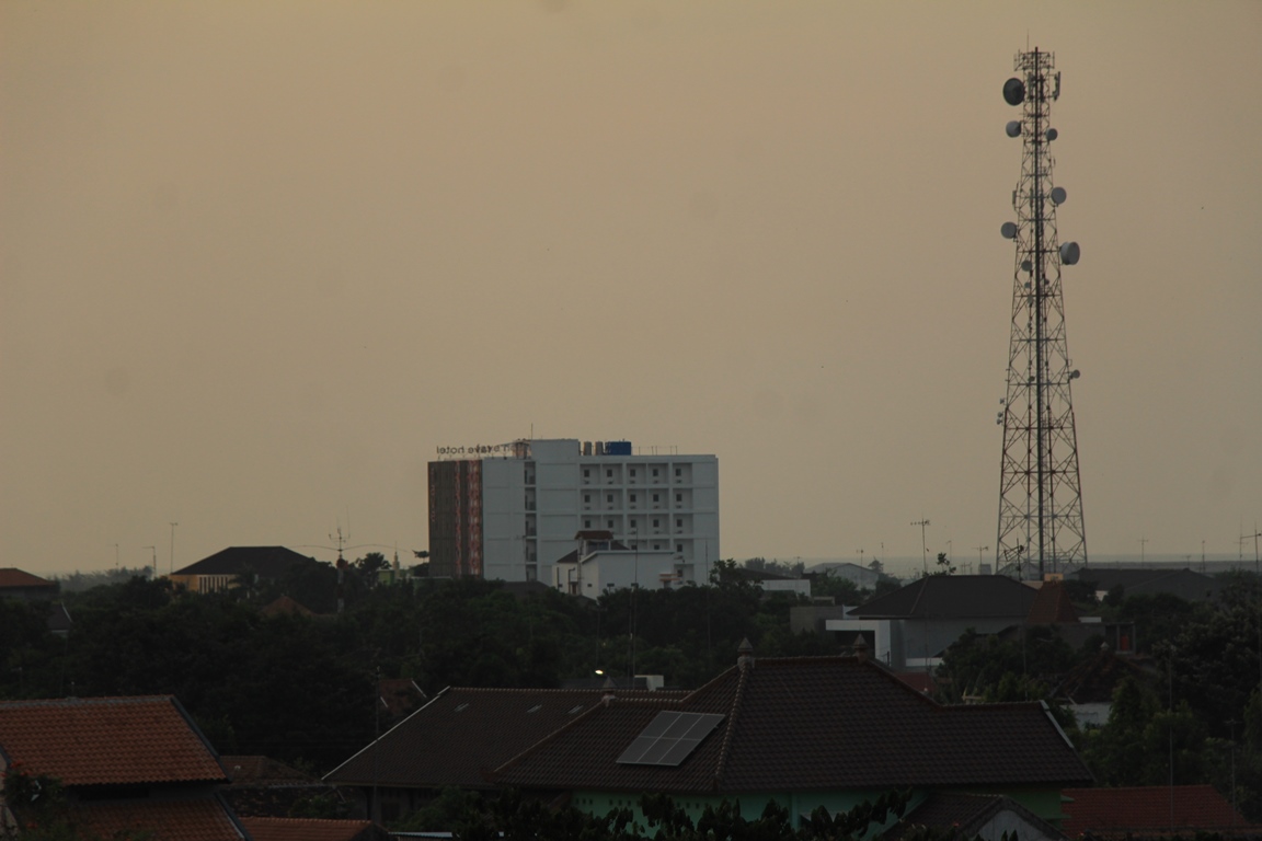 PANAS MENYENGAT: Wilayah perkotaan Kabupaten Rembang panas menyengat kemarin siang. (WISNU AJI/RADAR KUDUS)