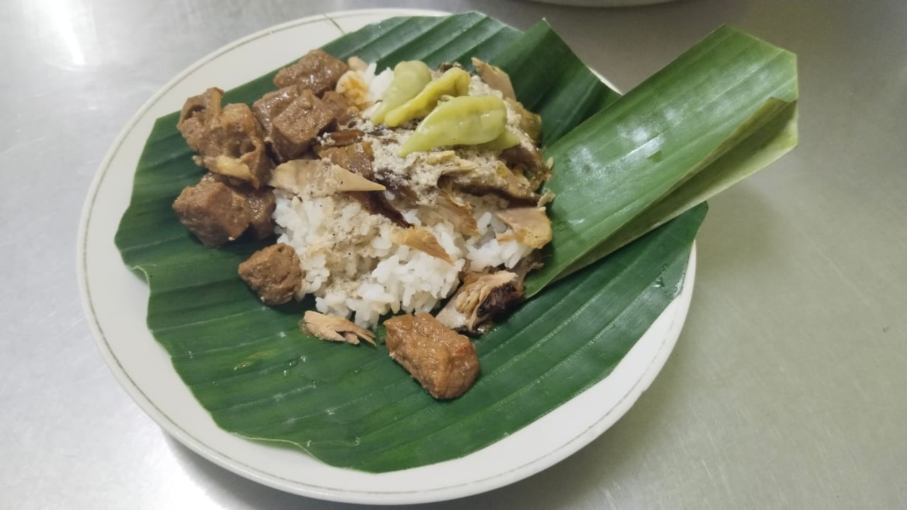 KULINER LEGENDARIS : Sepiring opor panggang sunggingan yang siap disajikan pada pembeli kemarin (24/2). (SEKARWATI/ RADAR KUDUS)
