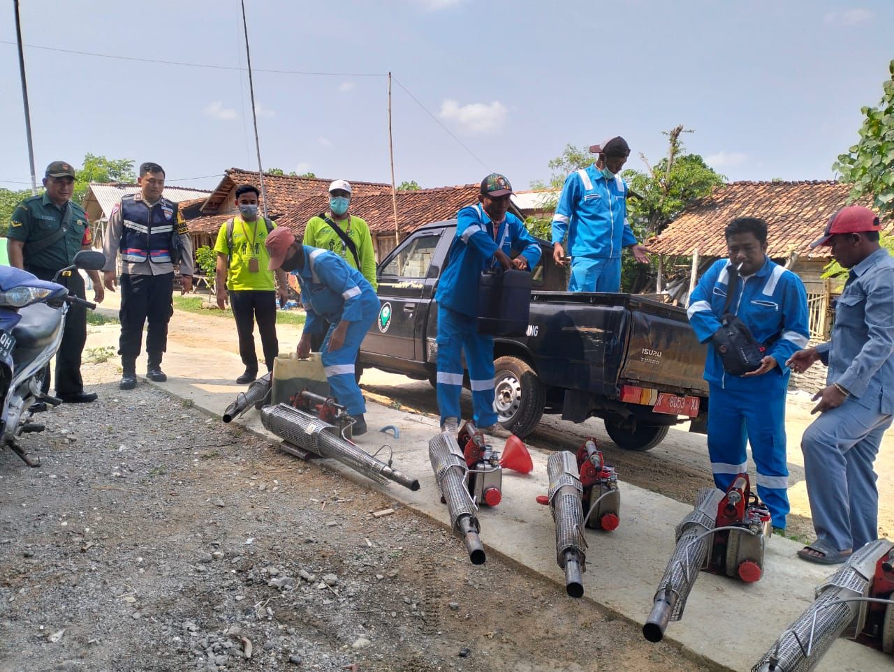 BERANTAS DBD: Petugas mempersiapkan alat fogging di wilayah Kecamatan Batangan baru-baru ini.
