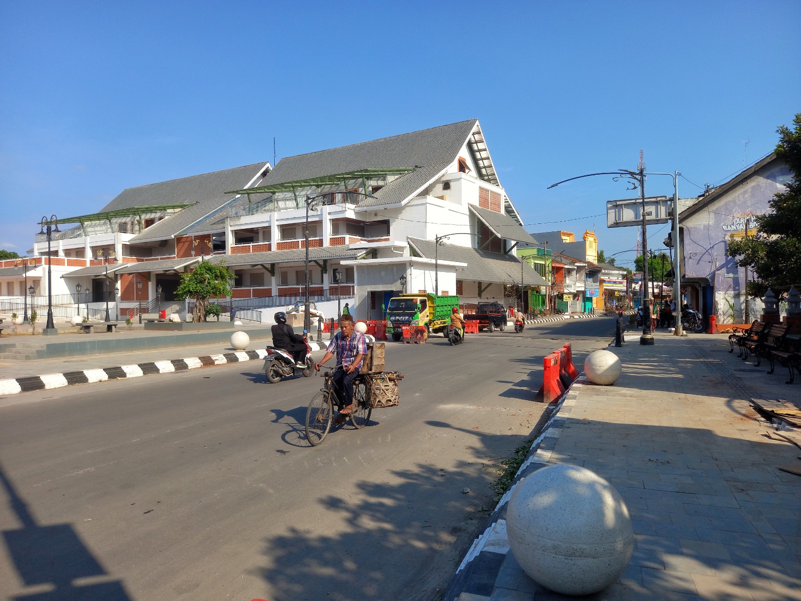 JADI DAYA TARIK: Warga berada di sekitar Pasar Kreatif yang berada di kompleks Alun-Alun Lasem beberapa waktu lalu. (VACHRI RINALDY L/RADAR KUDUS)