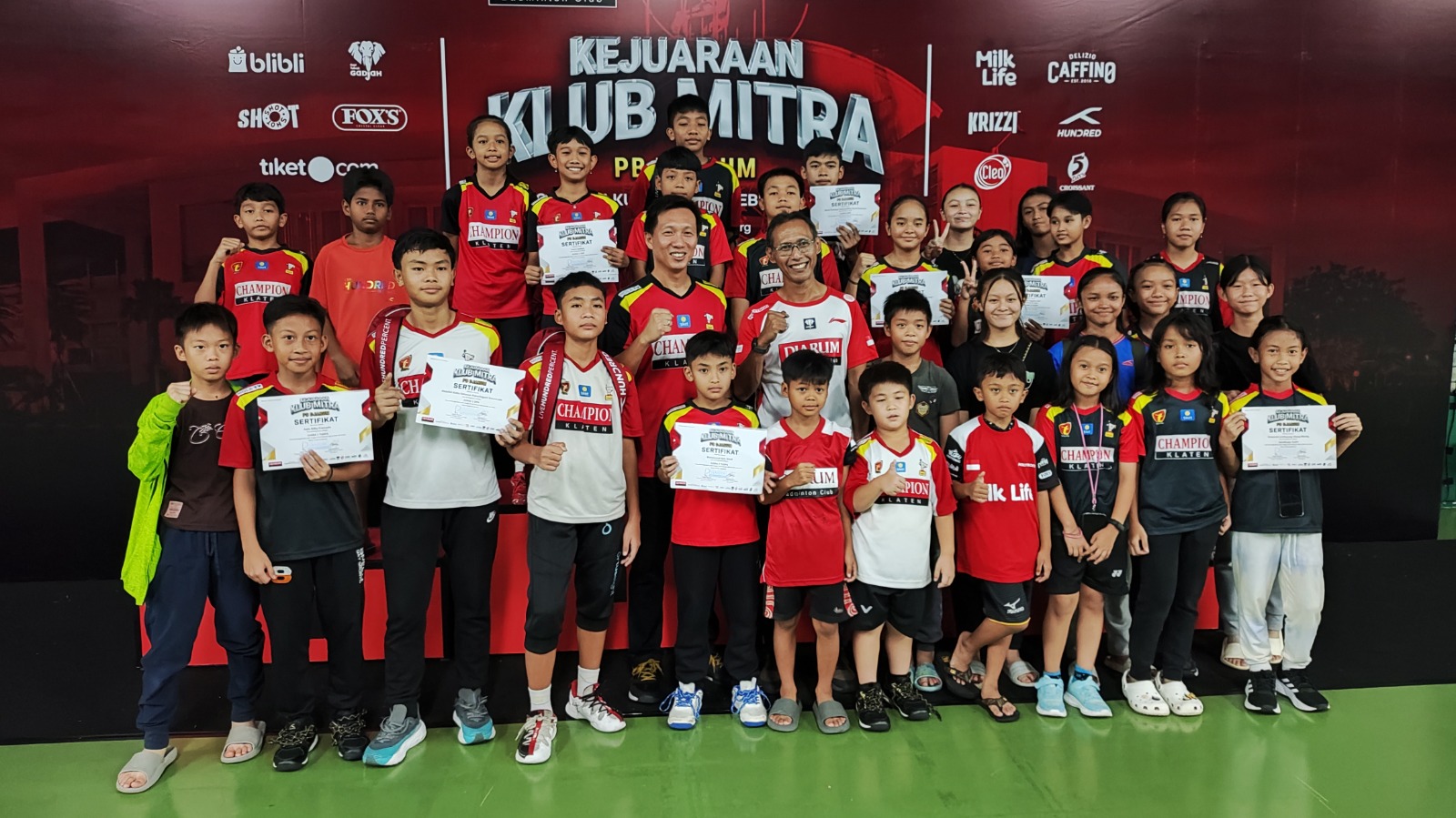 MEMUKAU: PB Champion Klaten berhasil menyabet juara umum di ajang Kejuaraan Mitra PB Djarum. (GALIH ERLAMBANG/RADAR KUDUS)