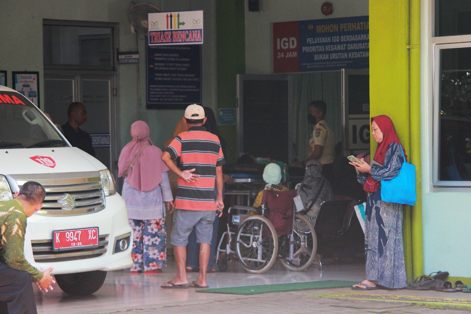 ANTREAN: Sejumlah warga memadati IGD di RSUD Kartini belum lama ini. (MOH NUR SYAHRI MUHARROM/RADAR KUDUS)