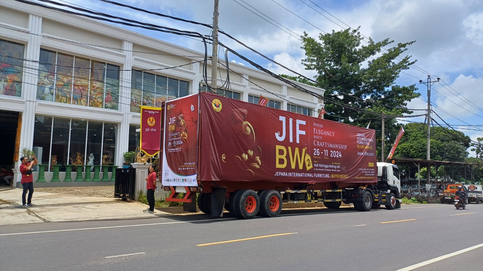EVEN TAHUNAN : Pameran mebel  Jepara International Furniture Buyer Weeks (JIFBW) 2024 yang dihelat kedua kalinya. (NIBROS HASANI/ RADAR KUDUS)