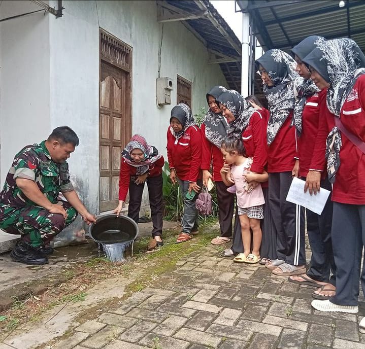 PEDULI: Babinsa Koramil 09/Keling Koptu Nono Dwi Riyanto bersama Bidan Desa Jlegong mengecek air di sebuah bak penambungan milik warga. (KODIM JEPARA UNTUK RADAR KUDUS)