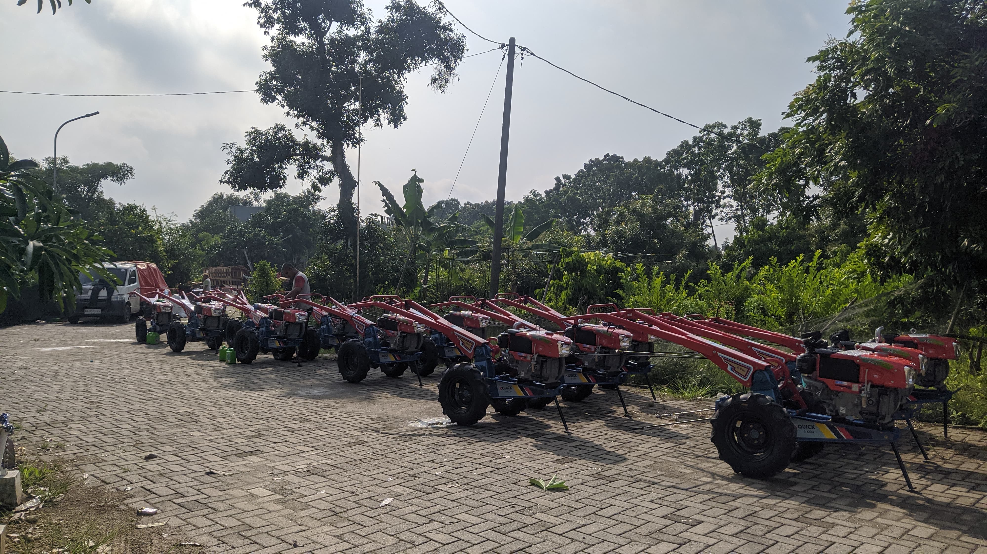 PEDULI: Alsintan yang berada di Balai Benih Dinas Pangan, Pertanian, Peternakan dan Perikanan (DP4) sebelum didistribusikan.