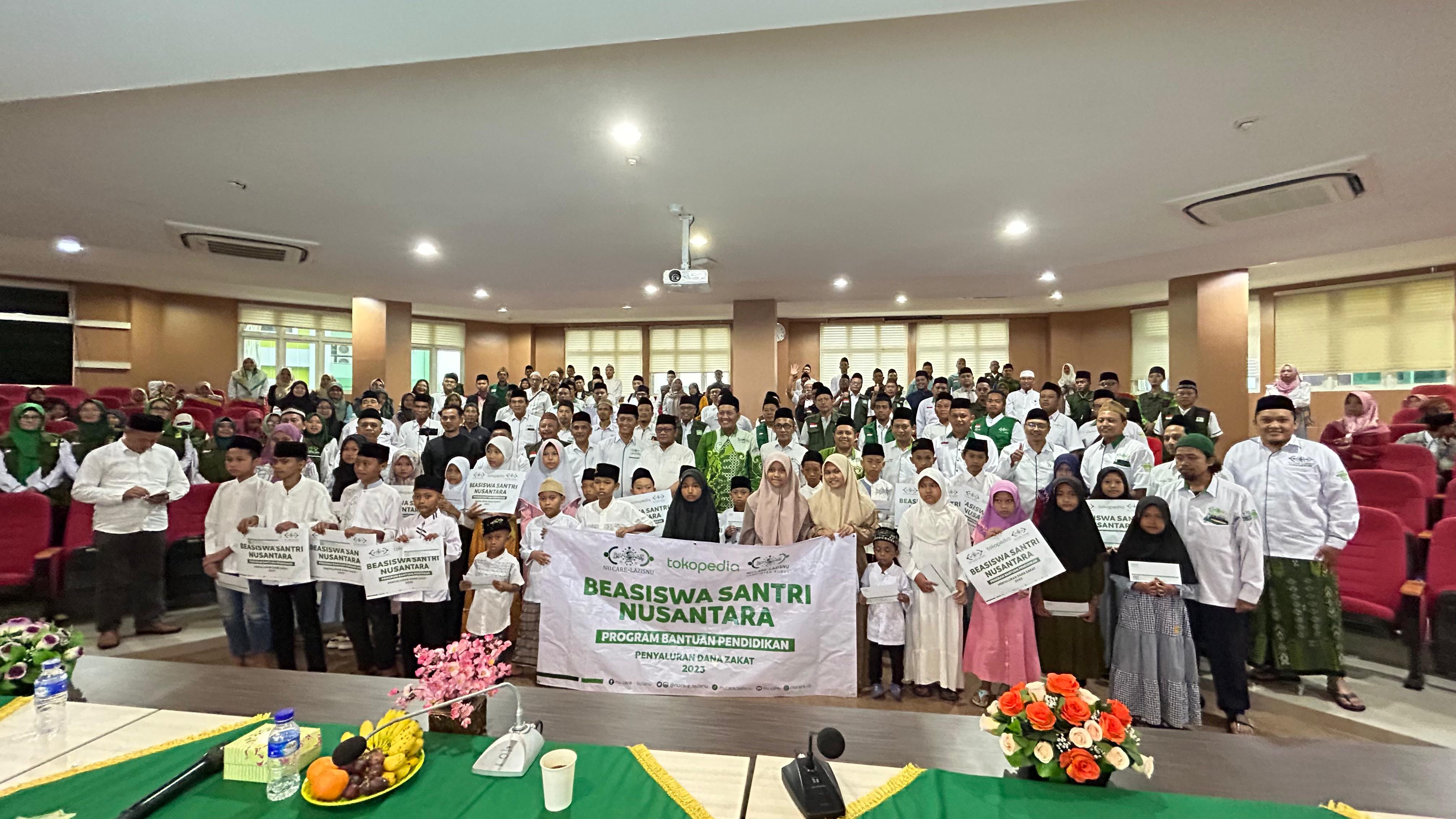 RAKOR: PJ Bupati Kudus M. Hasan Chabibie (tengah) mengikuti Rakorcab NU Care-Lazsinu dan Penyerahan Beasiswa Santri Nusantara di IAIN Kudus Minggu (25/2)