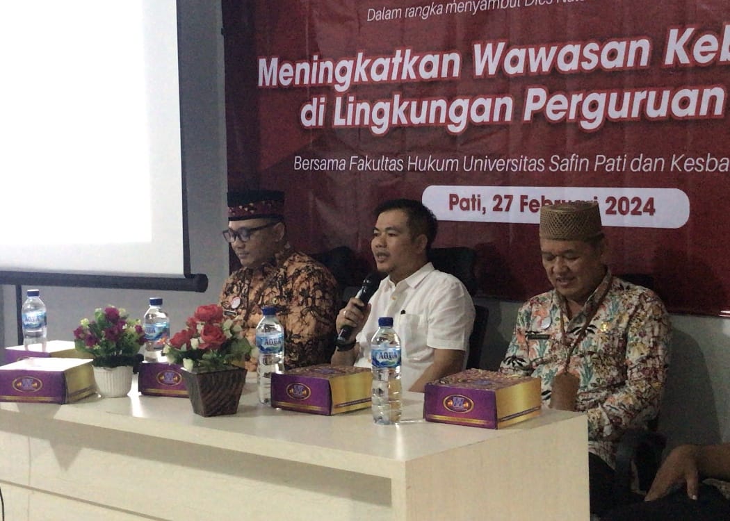 SOSIALISASI: Dr. Ahmad Rifai (tengah) menyampaikan materi wawasan kebangsaan kepada mahasiswa Universitas Safin Pati di Gedung Seminar Lantai 2 Universitas Safin Pati. (DOKUMEN AHMAD RIFAI)