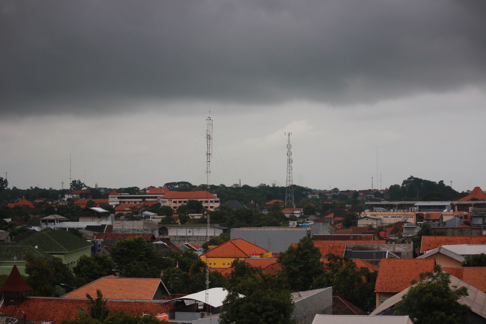 MENGINTAI: Awan mendung menghiasi langit Kota Jepara kemarin siang (28/2). (MOH. NUR SYAHRI MUHARROM/RADAR KUDUS)