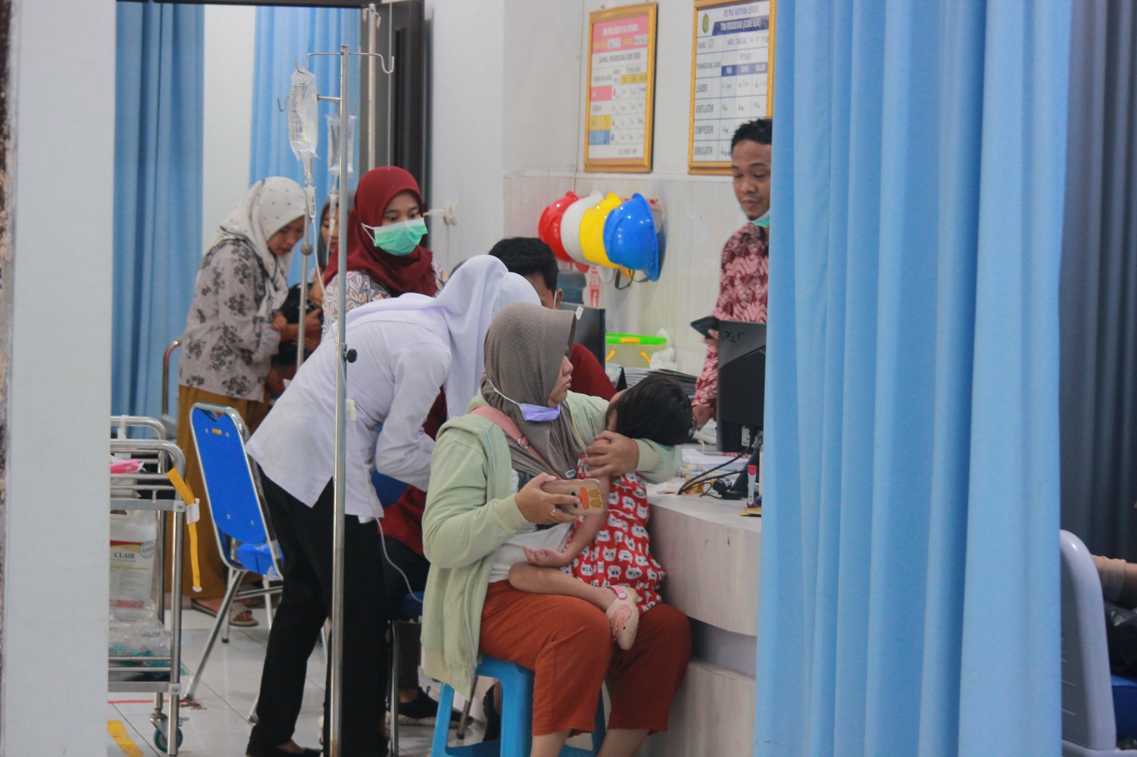 DARURAT: Petugas mengecek infus salah satu pasien yang dirawat di sebuah rumah sakit swasta di Kabupaten Jepara kemarin (28/2). (MOH. NUR SYAHRI MUHARROM/RADAR KUDUS)