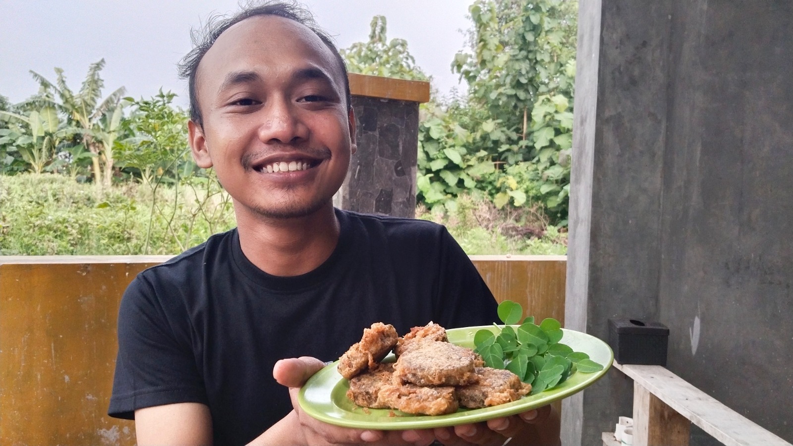 Yohanes Rudiyanto warga Desa Karangrowo, Kecamatan Undaan, Kudus yang mengolah daun kelor menjadi rolade.
