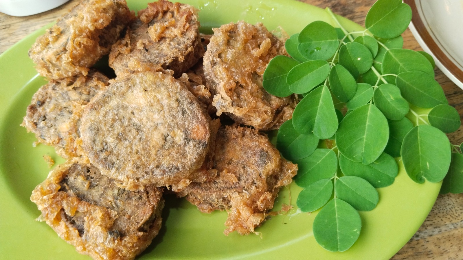KULINER: Rolade daun kelor buatan warga Desa Karangrowo, Undaan, Kudus, disajikan dalam keadaan hangat. (SEKARWATI/RADAR KUDUS)