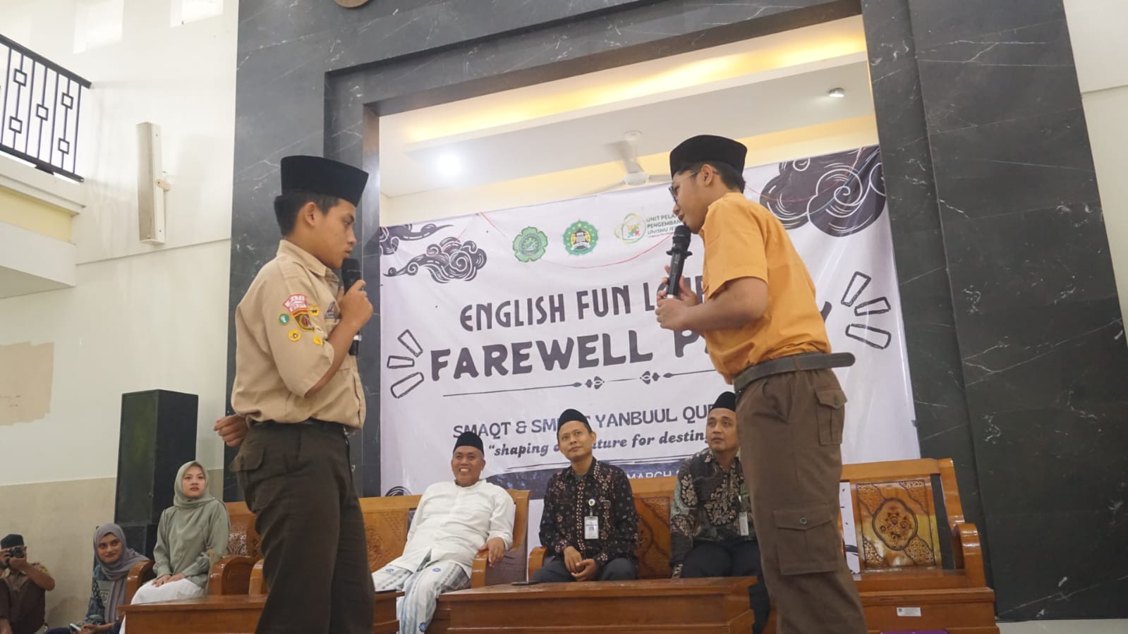 ASYIK : Dua orang santri praktik berdialog dalam Farewell Party English Fun Learning yang digelar SMAQT dan SMPQT Yanbuul Quran 1 Pati bekerjasama Unisnu Jepara. (ACHMAD ULIL  ALBAB/RADAR KUDUS)