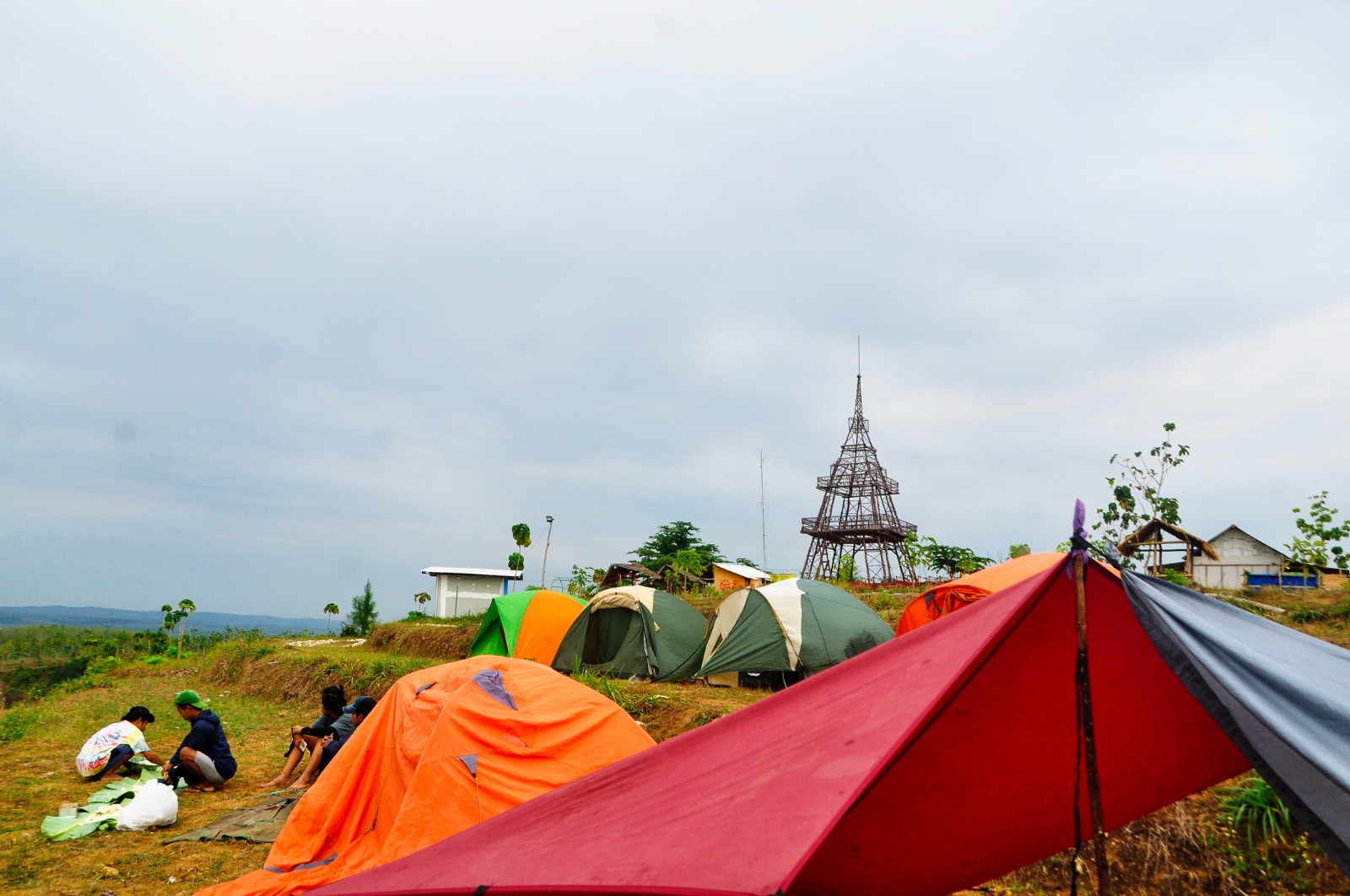 MENIKMATI SUASANA: Destinasi wisata Bukit Kunci yang menyediakan tempat camping