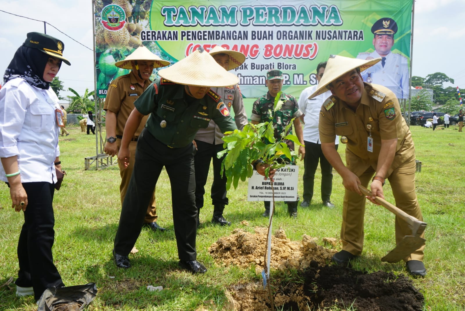 TANAM: Bupati Blora Arief Rohman menanam pohon untuk lestarikan alam belum lama ini.