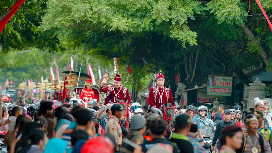 NGURI-URI: Dandim 0717/Grobogan Letkol Arh Muda Setyawan menjadi Manggolo Yudho saat Kirab Boyong Grobog HUT ke-298 Grobogan.
