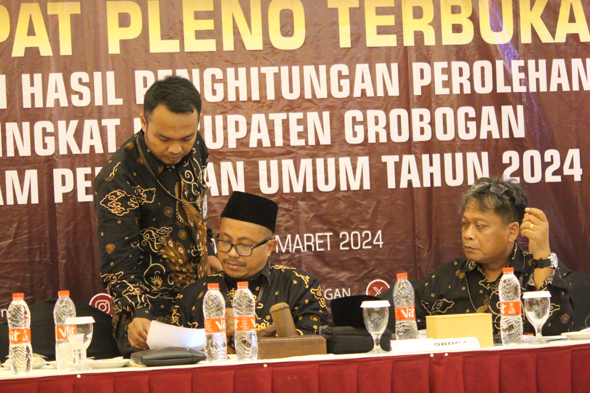 REKAPITULASI: Anggota komisioner KPU Grobogan melakukan pemeriksaan data pada rekapitulasi suara Pemilu 2024 di hotel 21 Purwodadi kemarin.
