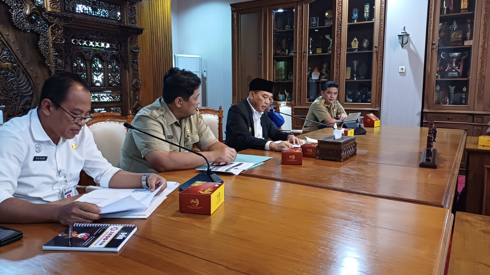 KERJASAMA: Pemerintah Kabupaten Jepara dalam dialog bersama BRIDA Jawa Tengah dan Direktorat Science and Techno Park UNDIP di Ruang Command Center (4/3). (NIBROS HASSANI/JAWA POS RADAR KUDUS)