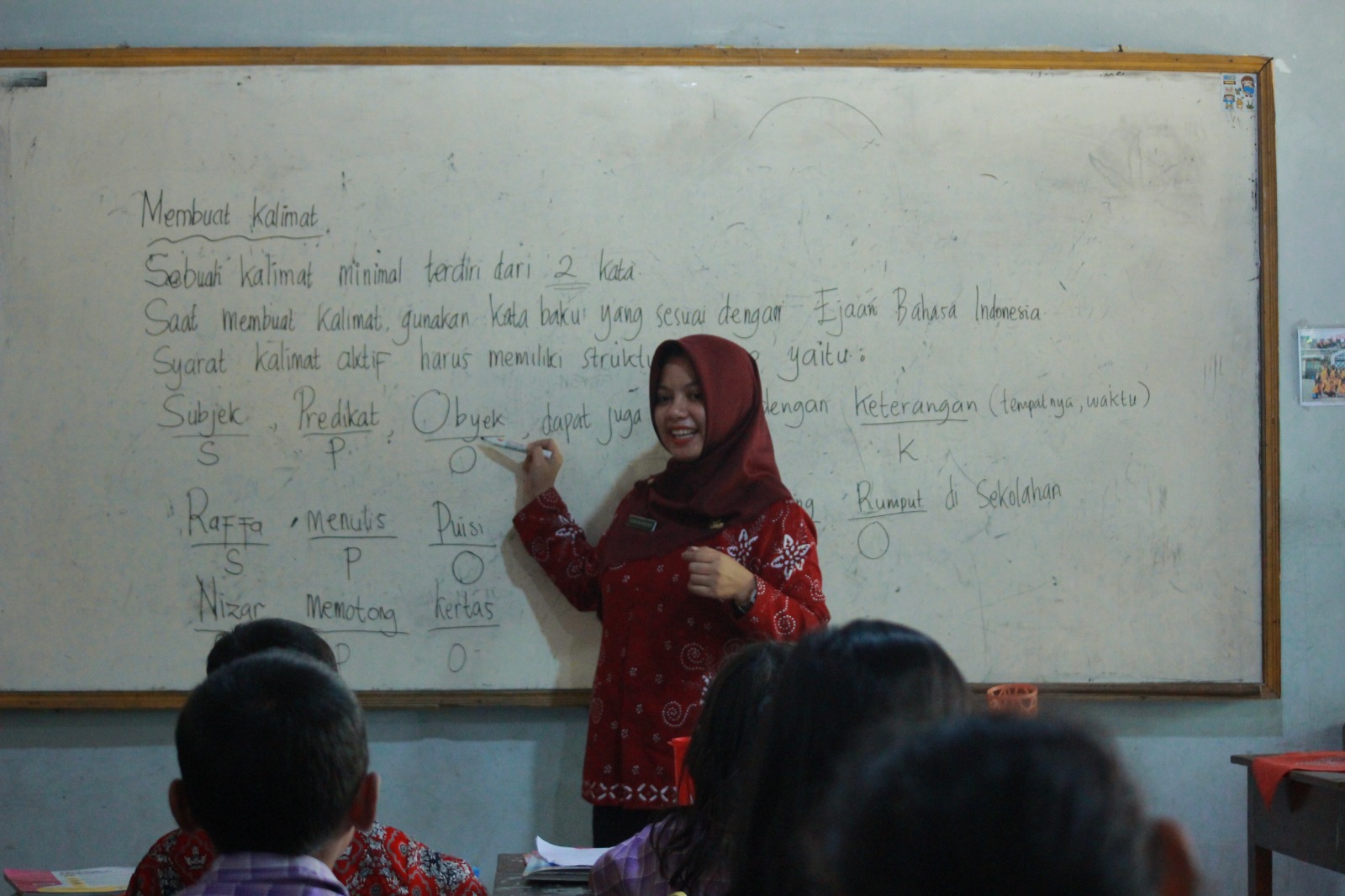 BELUM LENGKAP: Seorang guru mengisi mata pelajaran di sebuah sekolah dasar negeri Kabupaten Jepara belum lama ini. (MOH. NUR SYAHRI MUHARROM/RADAR KUDUS)
