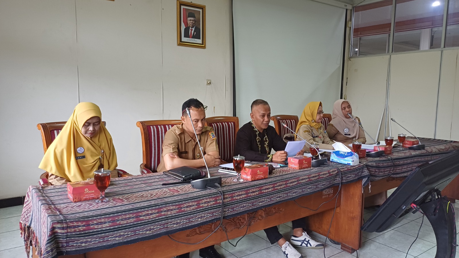 AUDIENSI: Pihak anggota Mintorogo bertemu dengan jejeran direksi Mintorogo di Ruang Serbaguna DPRD Jepara. (NIBROS HASSANI/JAWA POS RADAR KUDUS)