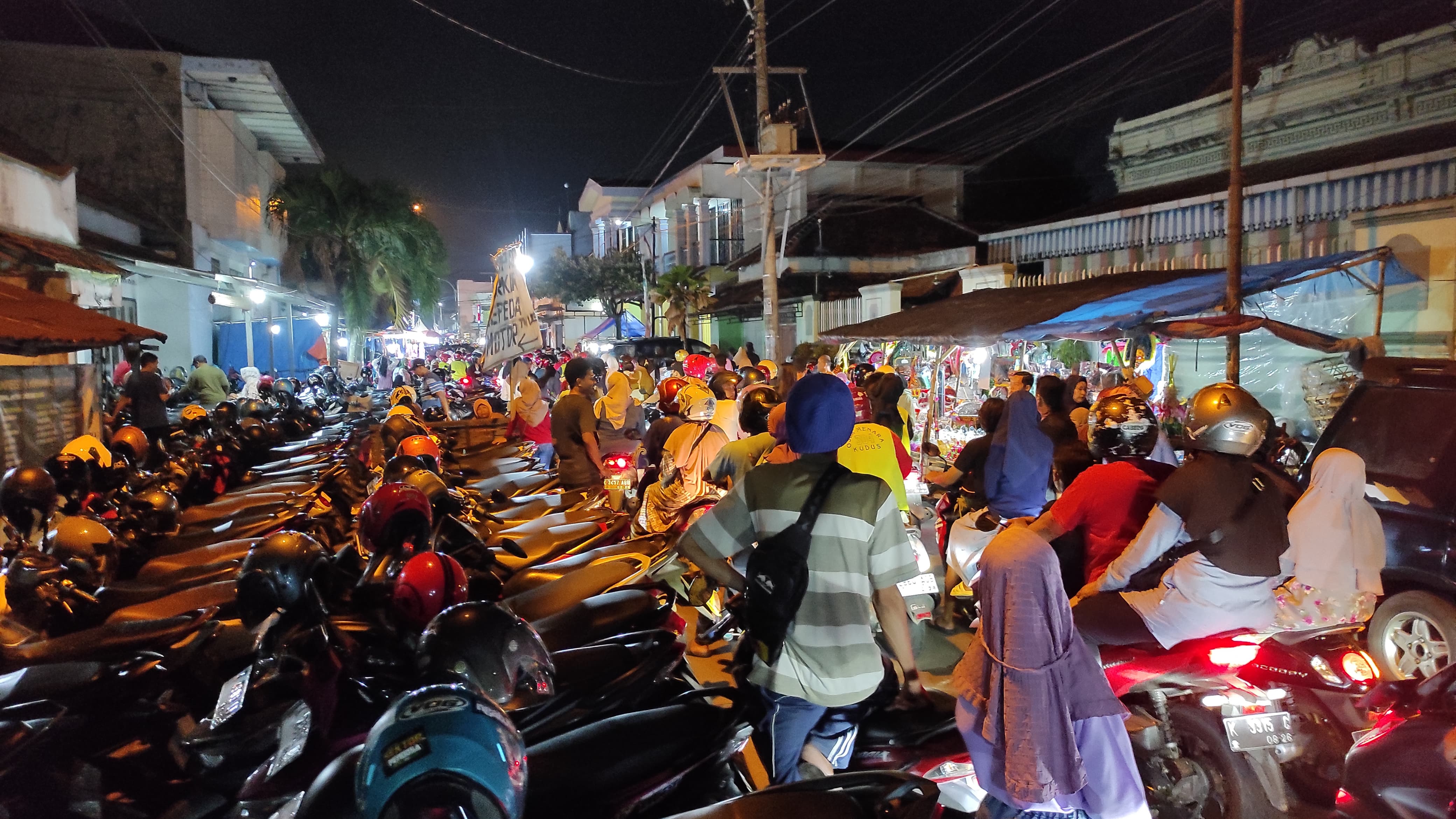 DANDANGAN : Warga saat memadati area Jalan Kyai Telingsing Kudus