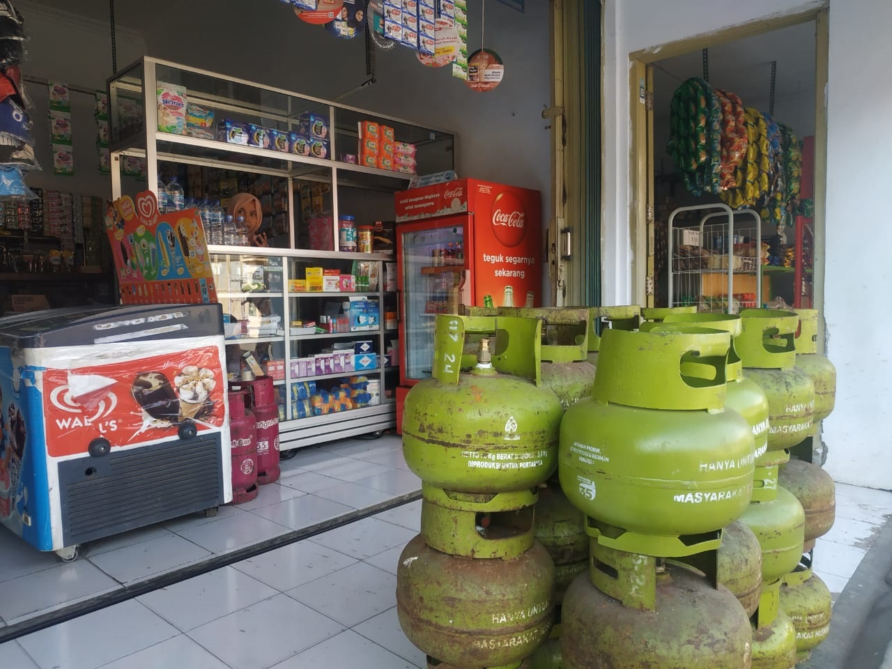 LANGKA: Gas Melon kosong menumpuk di salah satu toko di daerah Wedarijaksa kemarin.