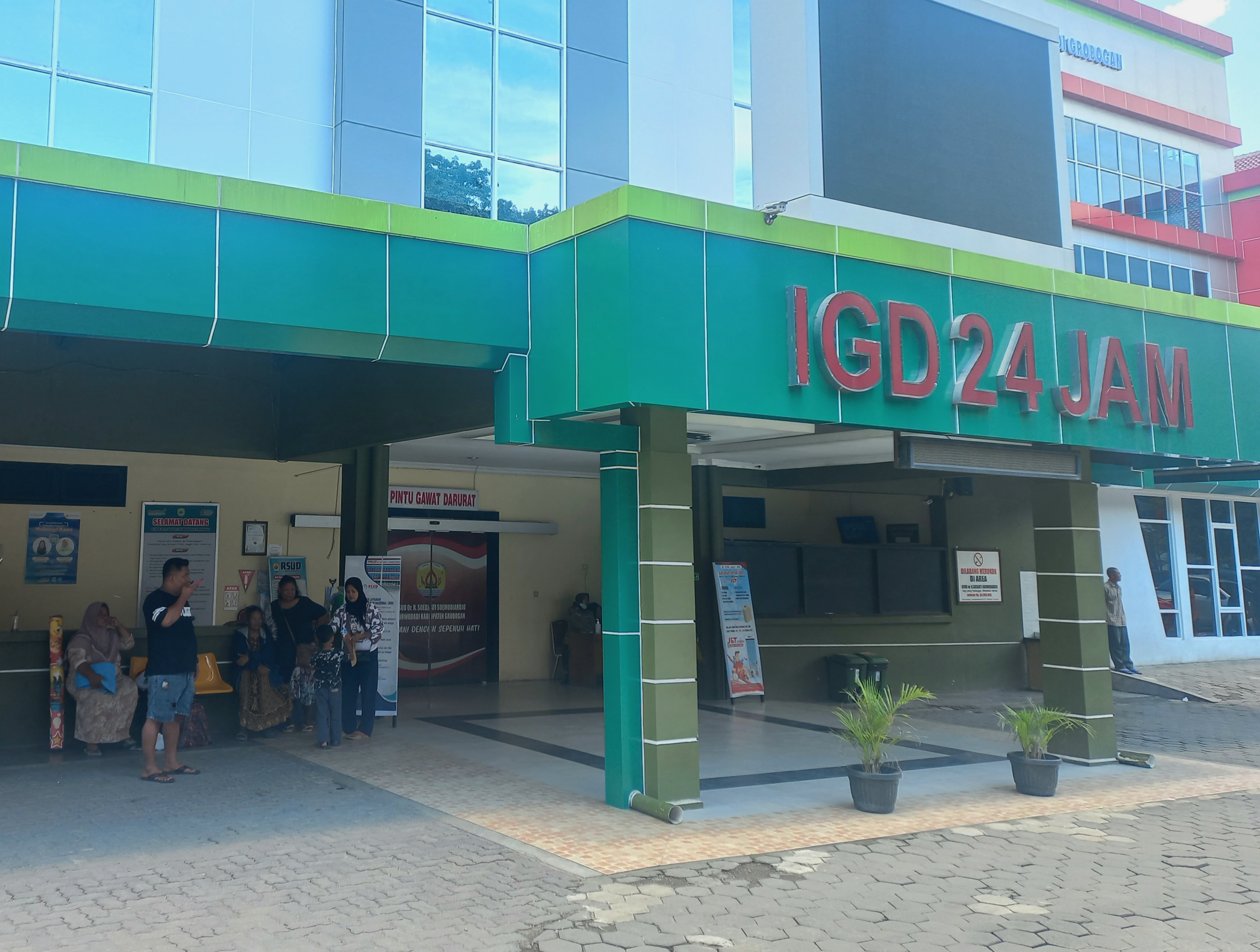 HENING: Beberapa keluarga tampak menunggu ruang di IGD RSUD Dr R Soedjati Seomodiardjo kemarin.